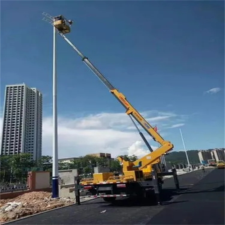 杭州西湖维修路灯的曲臂升降车出租